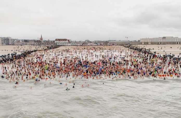 De Nieuwjaarsduik: Oostende een verfrissende traditie vol moed en verbondenheid, waar mensen het nieuwe jaar beginnen met een koude sprong!
