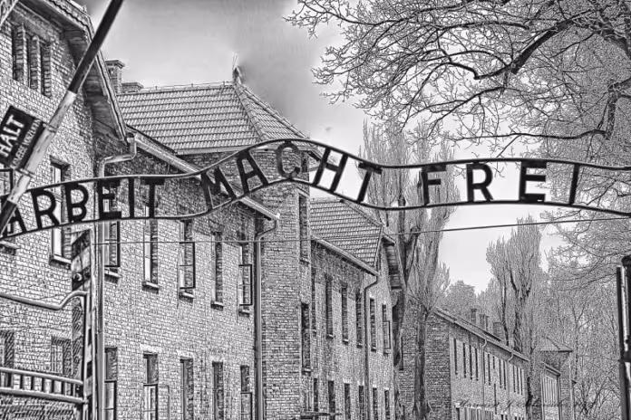 Holocaust arbeit macht frei boven de ingangspoort