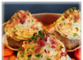 Gehaktcupcakes met mozzarella, aardappelpuree en crumble van spek GEHAKTCUPCAKES MET MOZZARELLA, SMEUÏGE AARDAPPELPUREE EN CRUMBLE VAN SPEK