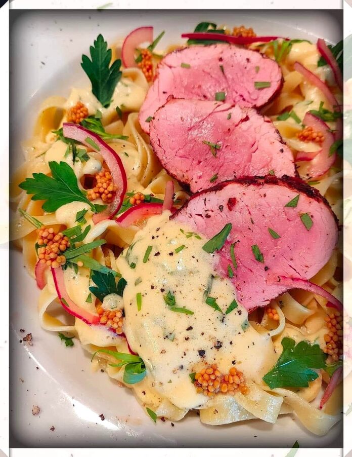 PASTA-BEARNAISE-MET-GEGRILD-VARKENSHAASJE-KAVIAAR-VAN-MOSTERZAAD-EN-ZOETZURE-UI