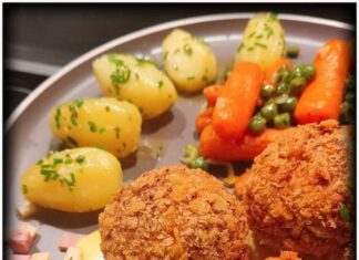 Gepaneerde cordon blue gehaktballen met mosterdroomsaus CORDON BLEU GEHAKTBALLEN MET BIESLOOKKRIELTJES, JONGE WORTELEN EN ERWTJES EN MOSTERDROOMSAUS