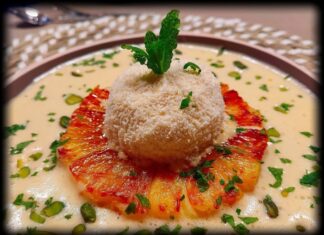 Toppertje van Vince! GEKARAMELISEERDE VERSE ANANAS MET SABAYON VAN ELEXIR D'ANVERS EN IN KOKOSMEEL GEPANEERD VANILLEIJS AFGEWERKT MET GEROOSTERDE PISTACHENOOTJES EN VERSE MUNT