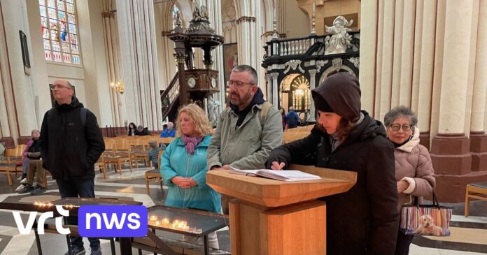 Tientallen toeristen en Bruggelingen schrijven boodschap in rouwregister voor paus in kathedraal van Brugge