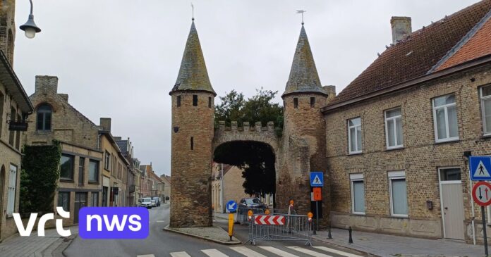 Historische Westpoort in Lo krijgt grondige restauratie na herhaalde aanrijdingen: