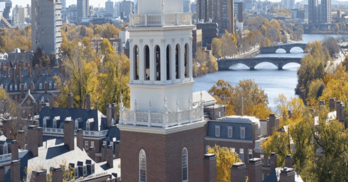 Regering-Trump schrapt vergunning: duizenden internationale studenten mogen niet langer les volgen aan universiteit van Harvard