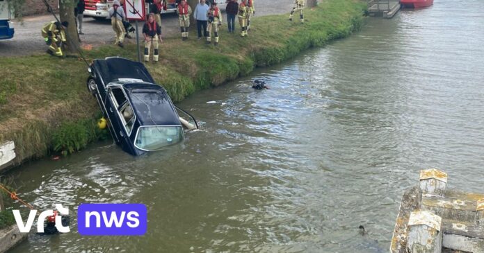 Mercedes oldtimer uit 1974 rolt IJzer in tijdens bijeenkomst in Stavele: