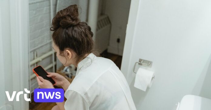 Lang zitten scrollen op toilet verhoogt risico op aambeien: