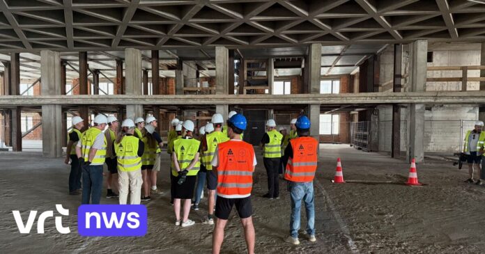 Eerste bezoekers beklimmen Boerentoren in Antwerpen tijdens werfbezoek:
