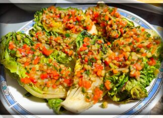 Kort gegrilde romeinse salade met licht pikante salsa van komkommer, tomaat, paprika en sjalot