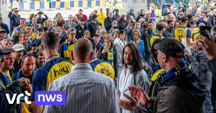 Union Sint-Gillis stelt kampioenenbeker voor aan supporters: