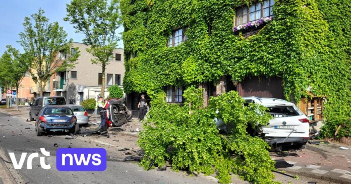 Bestuurder richt enorme ravage aan in Hoboken: 10 auto's, huis en verlichtingspaal beschadigd