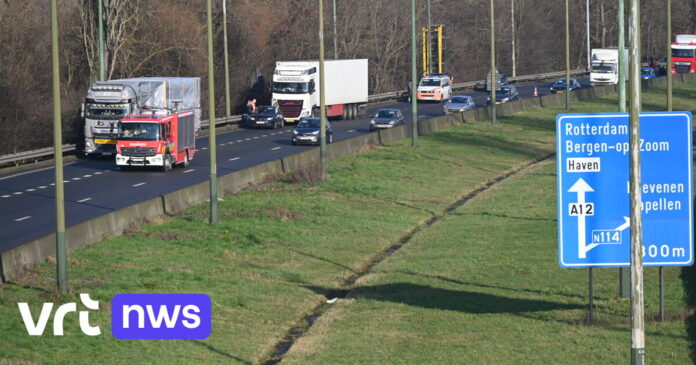 Zwaar ongeval in Ekeren op A12 richting Antwerpen: 1 persoon gekneld, weg is volledig versperd