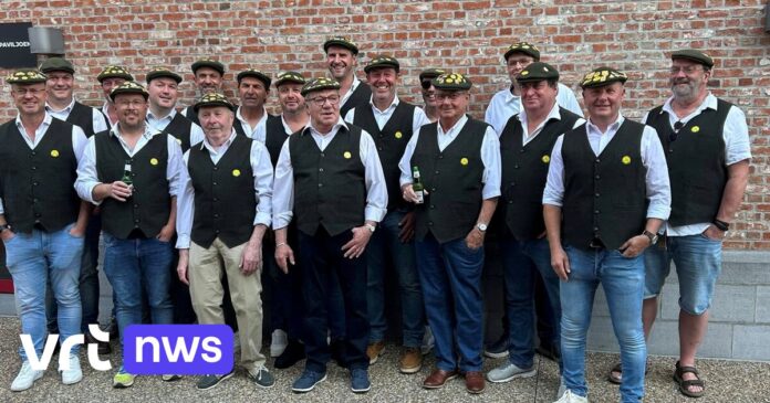 Supportersclub De Strandleeuwen van voetbalclub FC Heist bestaat 100 jaar en krijgt tegel als erkenning