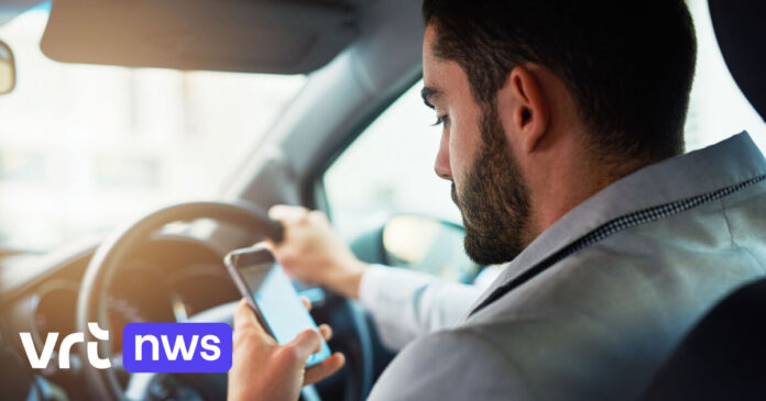 Bijna 3.600 rijbewijzen ingetrokken in West-Vlaanderen voor gsm-gebruik achter stuur: