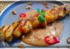Gegrilde brochettes van gemarineerde kip, mango & ananas met verse pindasaus