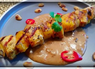 Gegrilde brochettes van gemarineerde kip, mango & ananas met verse pindasaus