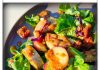 Salade met gebakken witte pens, croutons van peperkoek, rode kool en mosterdzaaddressing
