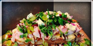 Gegratineerde toast met geroosterde druiven, cambozola kaassaus, porchetta en slaatje van rucola
