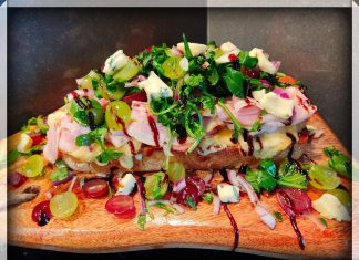 Gegratineerde toast met geroosterde druiven, cambozola kaassaus, porchetta en slaatje van rucola