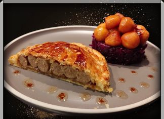 Ingepakte chipolata met chutney van ui, verse rode kool en gekarameliseerde jonagold bolletjes