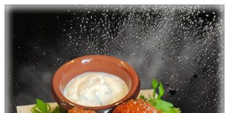 Kroketjes van butternut, geitenkaas en spekblokjes met korianderyoghurt
