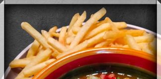 Gegratineerde scampi in groene kruiden-lookboter met frietjes