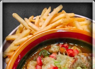 Gegratineerde scampi in groene kruiden-lookboter met frietjes