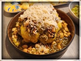 Gerookte bloemkool van de barbecue met kruidenboter, geroosterde macadamia &amp; pijnboompitten en gruyère