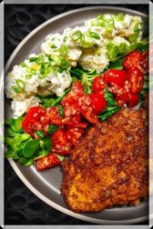 Gebakken kalkoenlapje met paprikachips-korst, aardappel-komkommersalade &amp; pittige tomatensalsa