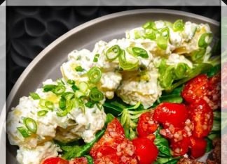 Gebakken kalkoenlapje met paprikachips-korst, aardappel-komkommersalade & pittige tomatensalsa