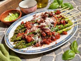Groene Aspergefakkels met Serranoham-crumble & Pecorino