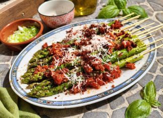 Groene Aspergefakkels met Serranoham-crumble & Pecorino
