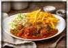 Goulash-Style Meatballs met Witloofsalade & Frietjes