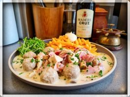 Vol-au-balletjes met beenham en frietjes