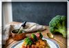 Gebakken kabeljauwhaas met chorizokorst en broccolipuree afgewerkt met groene kruidenolie
